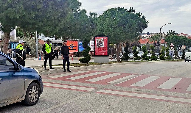 Çeşme'de yayalara öncelik uygulamaları devam ediyor