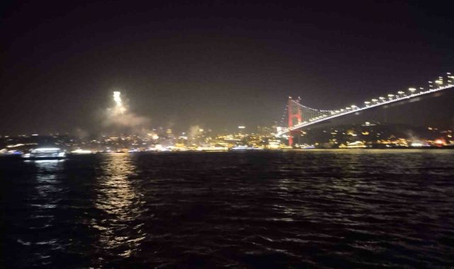 İstanbul Boğazı'nda havai fişekli yeni yıl coşkusu