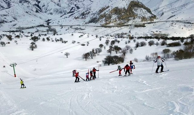 Kar kalınlığı yetersiz olan Kop Kayak Merkezi'nde kayak sezonu yeni yılda da açılamadı