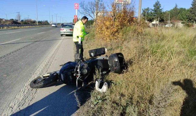Otomobilin çarptığı motosiklet sürücüsü hayatını kaybetti