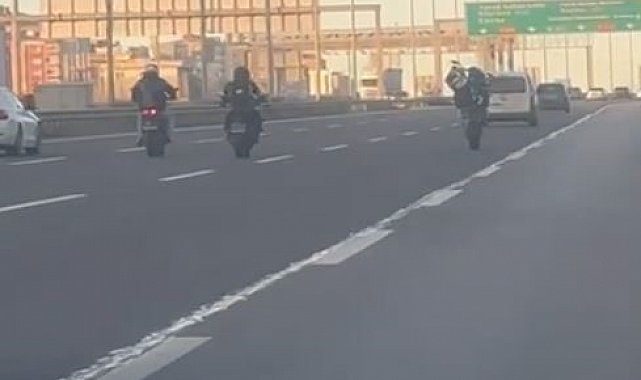 Otoyolda akrobasi hareketleri yaparak trafiği yavaşlattılar, o anlar kamerada
