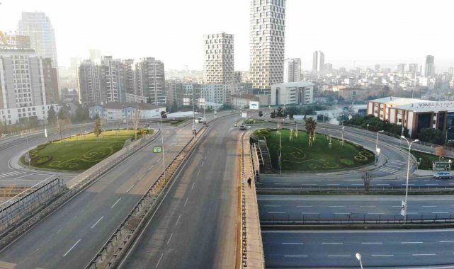 Yılın ilk gününde İstanbul'da yollar boş kaldı