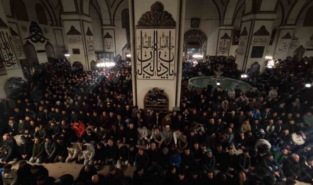 Yılın ilk sabah namazında binlerce vatandaş Ulucami'ye akın etti