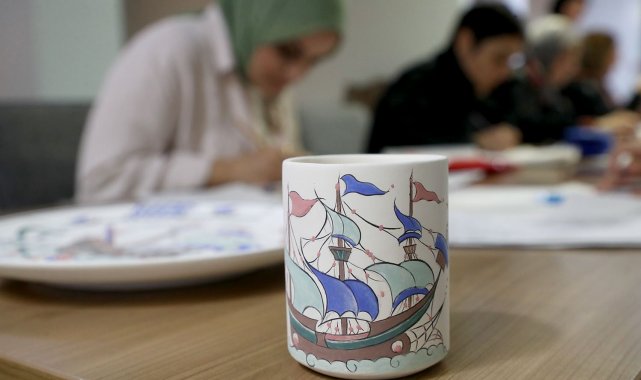 Zarif desenler renklerle buluşarak birer harikaya dönüşüyor