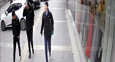 4 öğrencinin cep telefonunu gasbedip, para alamadıkları 2 kişiyi bıçakladılar