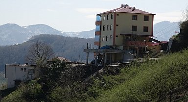 5 katlı apartman önündeki beton yol heyelanla çöktü