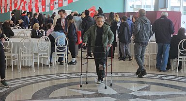 99 yaşında CHP'nin ön seçiminde oy kullanmaya geldi