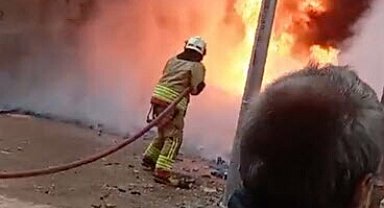 Ahşap paletlerde başlayan yangın, evlere sıçradı