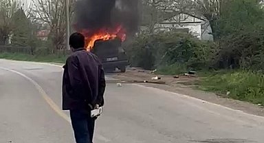 Alev alan otomobil kullanılamaz hale geldi