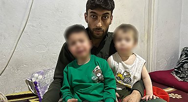 Annelerinin evi terk ettiği 2 çocuğuyla yalnız başına kaldı