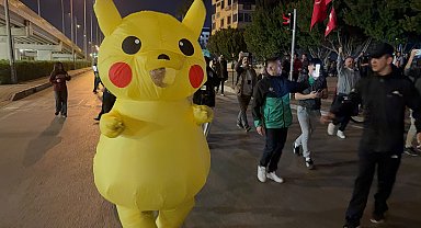 Antalya'da 'İmamoğlu' protestolarında 'Pikachu' ve 'Angry Birds' kostümlü 2 gösterici dikkat çekti