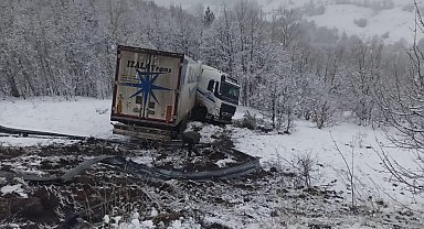 Ardahan'ın Türkgözü Sınır Kapısı'nda ulaşıma 'kar' engeli