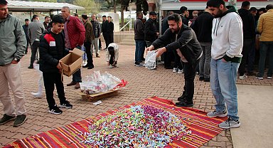 Asırlık geleneği yaşatıp, cami bahçesinde çocuklara şeker dağıttılar