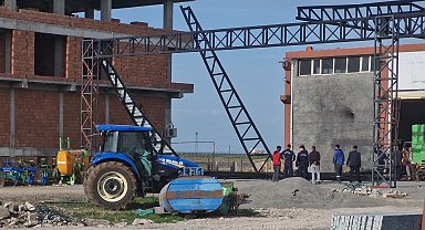 Atölyenin yapım aşamasındaki çatısı çöktü: 1'i ağır, 4 yaralı