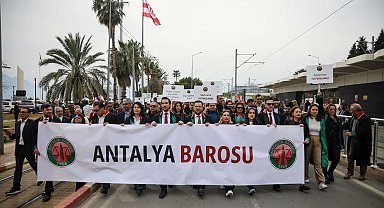 Avukatlardan cübbeleriyle 'Adalet İçin El Ele' yürüyüşü