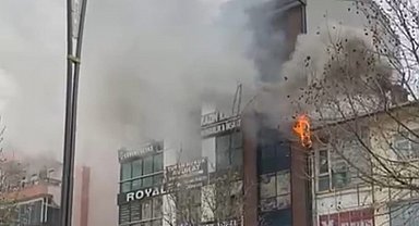 Baca temizliği yapılan döner dükkanında çıkan yangın, çatıyı kapladı