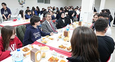 Bakan Tekin, lise öğrencileri ve öğretmenleriyle iftar sofrasında buluştu