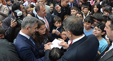 Bakan Tekin'in 'sarı zarf' verdiği öğretmen önce tedirgin oldu, doğum günü mesajını görünce sevindi