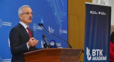 Bakan Uraloğlu: BTK Akademi 2.5 milyon kullanıcıyla, Türkiye'nin en büyük çevrimiçi platformudur