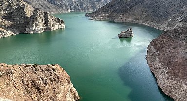 Baraj suyu çekildi, dipte kalan köylerin yapıları ortaya çıktı