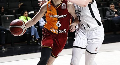 Beşiktaş derbiyi kazanarak Dörtlü Final'e yükseldi