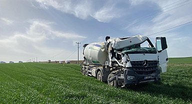 Beton mikseri, direğe çarpıp tarlaya girdi: sürücü yaralı