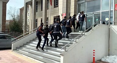 Bitlis merkezli 2 ilde göçmen kaçakçılığına 5 tutuklama