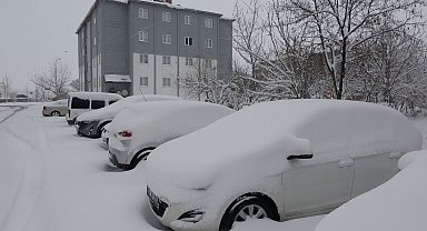 Bitlis'te 100 köy yolu kardan kapandı