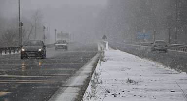 Bolu Dağı geçişinde hafif kar yağışı