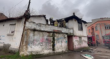 Bursa'da 2 katlı metruk ev yandı