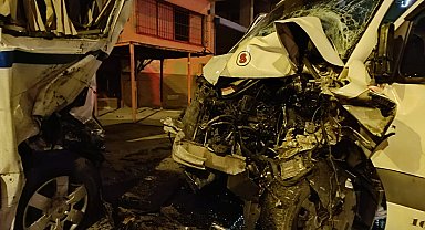 Bursa'da minibüs ile kamyonet çarpıştı: 3 yaralı