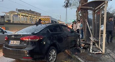 Bursa'da otomobil, otobüs durağına daldı; 6 yaralı