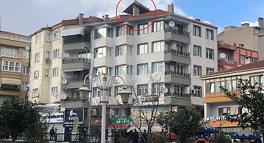 Bursa'da rüzgarla havalanan çatı, yan binanın üzerine uçtu