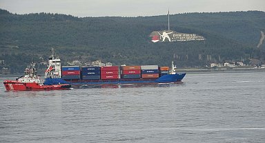 Çanakkale Boğazı'nda bekleyen arızalı gemi, römorkör tarafından çekildi