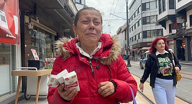 Cesetle aynı odada 21 gün boyunca işkenceye uğrayan Fatma, mendil satarak geçiniyor