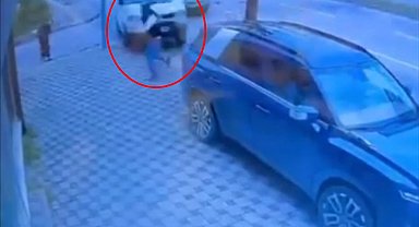 Cipin çarptığı minibüs kaldırıma çıktı; yaya son anda kurtuldu