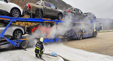 Çorum'da lüks araç yüklü TIR'da yangın çıktı