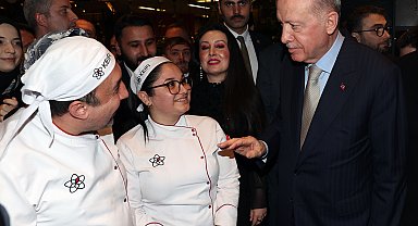 Cumhurbaşkanı Erdoğan'dan kafeye ziyaret; gençlerle bir araya geldi