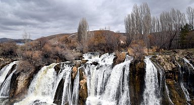Debisi yükselen Muradiye Şelalesi'nden güzel görüntüler