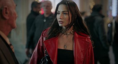 Demet Özdemir İstiklal'de şarkı söyledi
