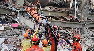 Depremden 60 saat sonra enkazdan sağ çıkarıldı