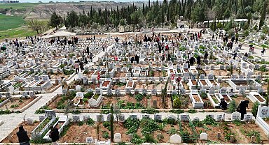 Depremin vurduğu Adıyaman'da bayram arifesinde mezarlıkta yoğunluk
