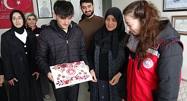 Devlet himayesindeki çocuklardan şehit ailelerine bayram ziyareti