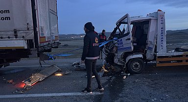 Devrilen traktörün sürücüsüne yardım için duran TIR'a çekici çarptı: 1'i ağır, 3 yaralı
