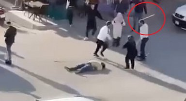 Döner bıçaklı kavgaya tıraş olan polis müdahale etti; o anlar kamerada