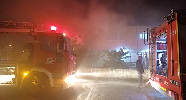 Düzce'de 2 katlı ev yangında kullanılamaz hale geldi