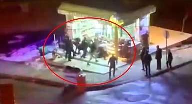 Elazığ'da büfede bıçaklı kavga kamerada