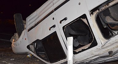 Elazığ'da hafif ticari araç takla attı: 5 yaralı