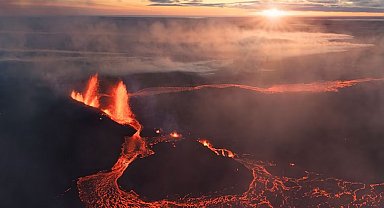 Endonezya'daki Lewotobi Laki Laki Yanardağı'nda patlama meydana geldi