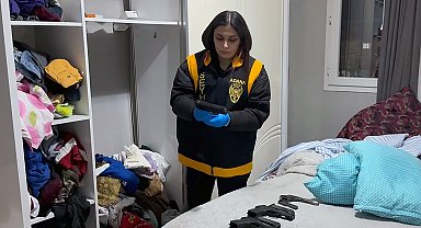 Evdeki valizden ve gardıroptan 21 ruhsatsız tabanca çıktı